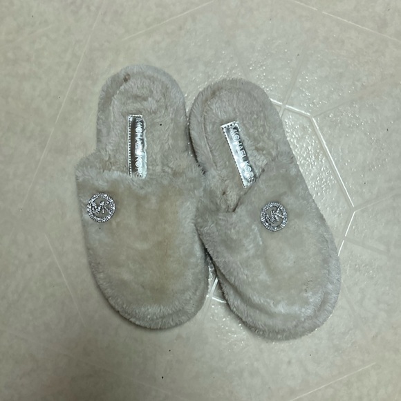 Michael Kors fuzzy slippers - Picture 1 of 2